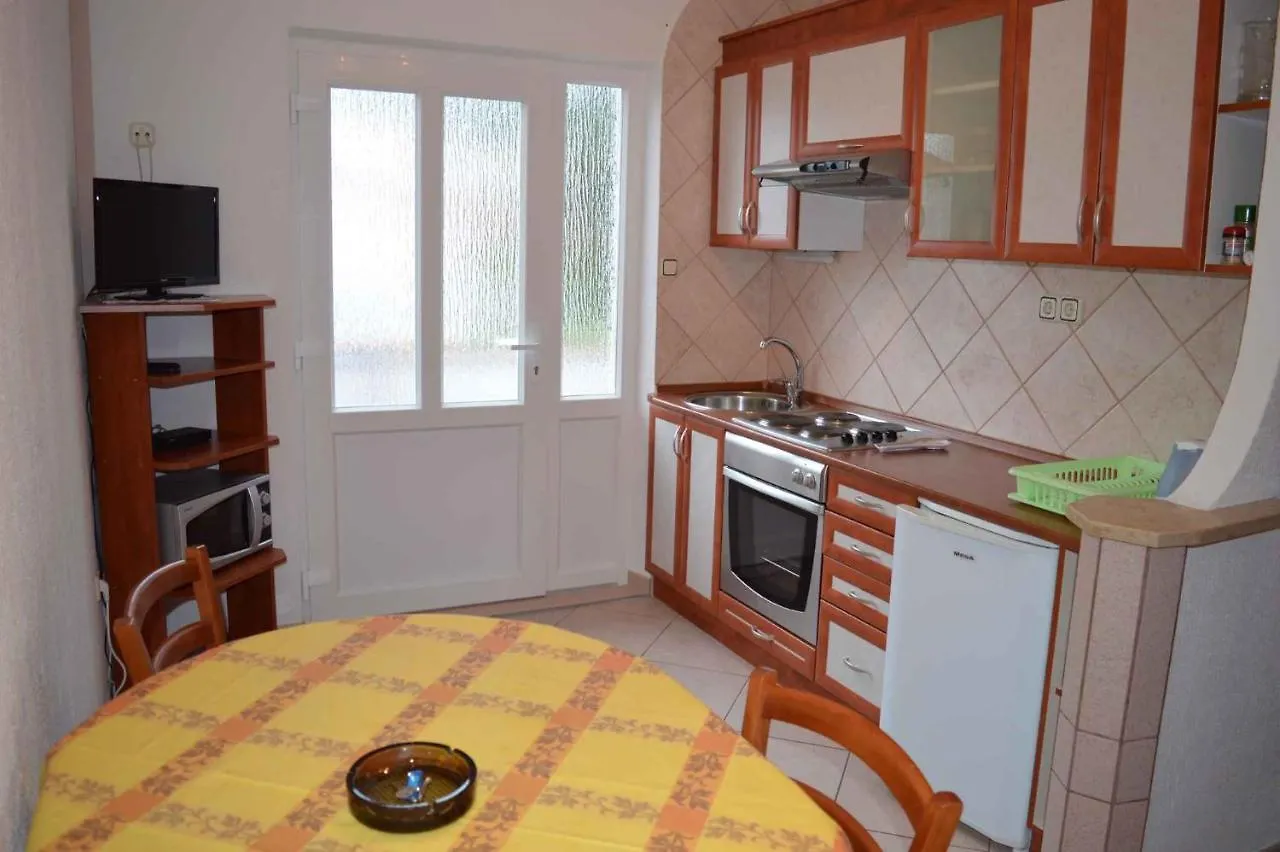 Apartment In Selce 5869